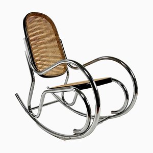Sedia a dondolo Mid-Century in acciaio cromato e vimini, anni '70
