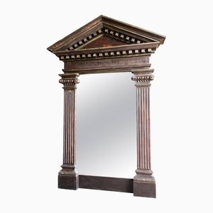 Großer antiker architektonischer Rahmen mit Spiegel