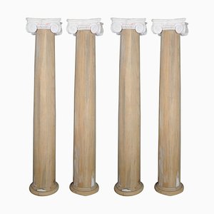 Columnas jónicas de madera con capiteles de terracota blanca, siglo XIX. Juego de 2