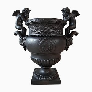 Urna francesa de hierro fundido, siglo XIX, según Claude Ballin atribuida a A. Durenne