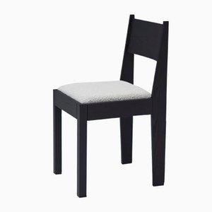 Sedia 01 in legno di frassino nero con seduta rivestita in bouclé bianco e dettagli in bronzo di barh.design