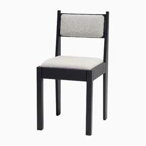 Sedia 01 in legno di frassino nero con rivestimento in bouclé bianco e dettagli in bronzo di barh.design