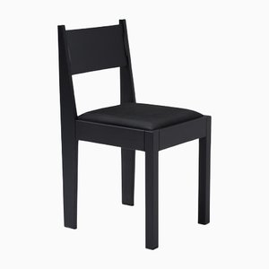 01 Stuhl aus schwarzem Eschenholz mit schwarzem Lederbezug und Details aus Bronze von barh.design