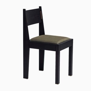 01 Stuhl aus schwarzem Eschenholz mit grünem Lederbezug und Messingdetails von barh.design