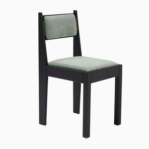 Sedia 01 in legno di frassino nero con rivestimento verde e dettagli in ottone di barh.design