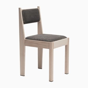 01 Stuhl aus Eschenholz mit braunem Bezug und Details aus Bronze von barh.design