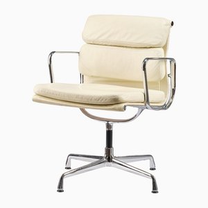 Vintage EA208 Soft Pad Management Stuhl aus cremefarbenem Leder von Charles & Ray Eames für Vitra, 1990er