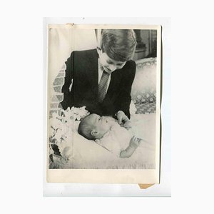 Unbekannt, Prince Charles mit Baby Prince Andrew, Vintage Fotografie, 1960