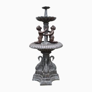 Fuente de bronce con forma de querubín, base escalonada de cisne Verdis Gris francés clásico