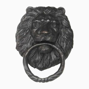 Aldaba de bronce con cabeza de león