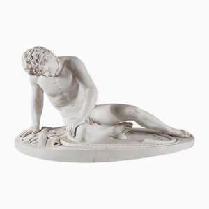 Statua in pietra di un soldato ferito nudo italiano