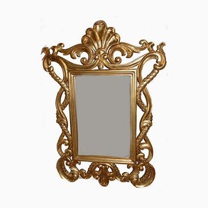 Espejo de muelle rococó dorado con marco tallado