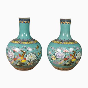 Jarrones Qianlong Shangping chinos de porcelana con decoración de ave del paraíso. Juego de 2