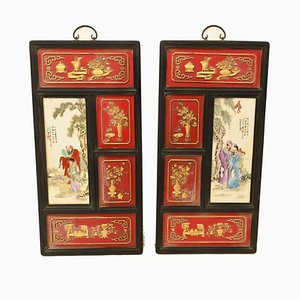 Placas Qianlong chinas de porcelana con pantallas de madera. Juego de 2