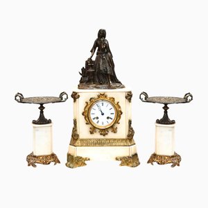 Reloj de repisa francés Imperio de mármol y figura de bronce, década de 1890. Juego de 3