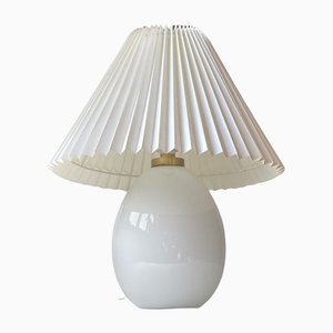 Lámpara de mesa en forma de huevo en blanco de Poul Seest Andersen para Le Klint, años 70