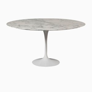 Tavolo Arabescato con piedistallo di Eero Saarinen per Knoll