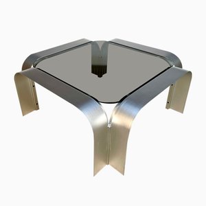 Mesa de centro escultural grande de aluminio y vidrio ahumado, años 60