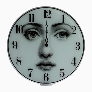 Orologio da parete Lina Cavalieri in vetro di Fornasetti