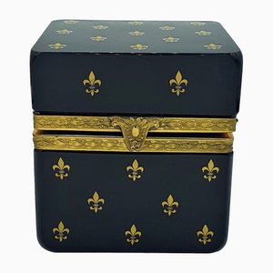 Caja bohemia de vidrio morado oscuro con decoración de lirio francés dorado