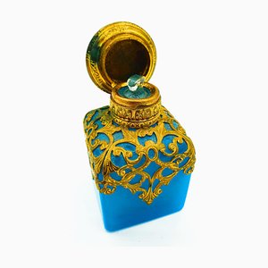Boccetta di profumo in vetro opalino blu reale con una miniatura di Parigi