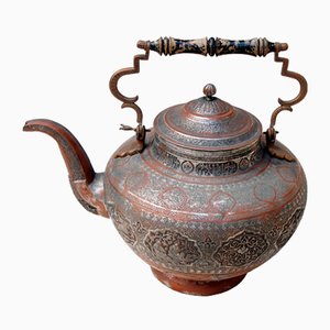 Große antike zentralasiatische Teekanne aus graviertem Kupfer