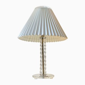 Lámpara de mesa estilo Art Déco de vidrio acrílico retorcido y latón, años 50
