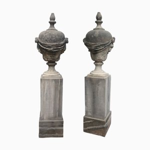 Ánforas o jarrones antiguos de piedra con pedestales, Portugal, siglo XVIII. Juego de 2
