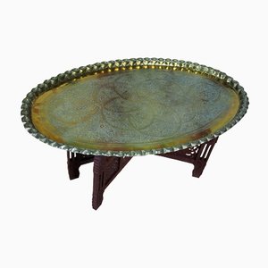 Bandeja de mesa árabe oriental grabada de latón, años 50