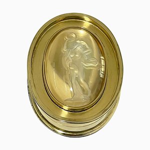 Caja holandesa pequeña ovalada de plata bañada en oro con una escena de la diosa de la victoria, años 80