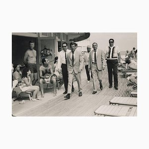 Terry O'Neill, Frank Sinatra Marchant sur la Promenade, Miami, 1968, Platine