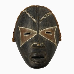 Máscara Lega africana pintada