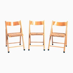 Sillas plegables vintage de madera con asientos de junco. Juego de 3