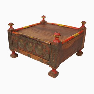 Tavolino da tè antico in legno con dettagli in ottone