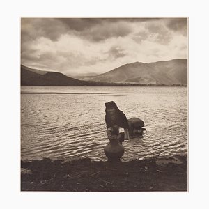 Hanna Seidel, Ecuadorian Woman in Lake, Fotografia in bianco e nero, anni '60