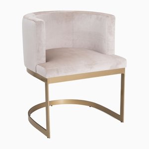 Butaca Pisia con estructura de madera cubierta de terciopelo y metal cromado de BDV Paris Design Furnitures