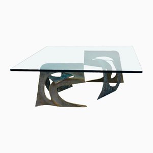 Mesa de centro brutalista artesanal de bronce y vidrio