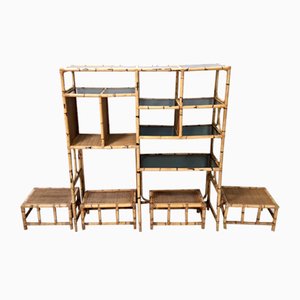 Librería posmoderna de bambú con estantes de vidrio ahumado y cuatro taburetes, años 70. Juego de 5