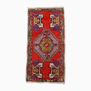 Kleiner türkischer Vintage Teppich aus roter Wolle