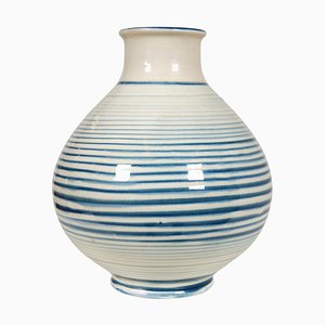 Weiße Vase mit blauen Streifen von Herman Kähler