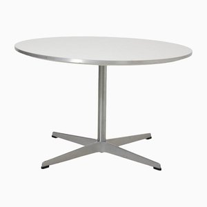 Tavolino da caffè bianco di Arne Jacobsen per Fritz Hansen, inizio XXI secolo
