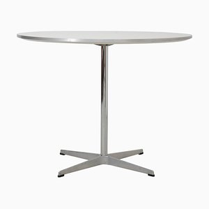 Tavolo da caffè bianco di Arne Jacobsen per Fritz Hansen, inizio XXI secolo