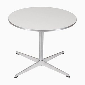 Tavolino da caffè laminato bianco con bordo in metallo di Arne Jacobsen per Fritz Hansen