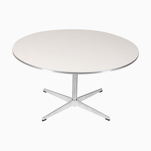 Mesa de centro de laminado blanco y borde de metal de Arne Jacobsen para Fritz Hansen