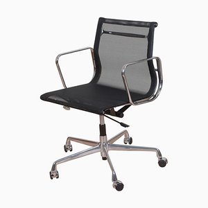 Chaise de Bureau EA-117 en Maille Noire par Charles Eames pour Vitra