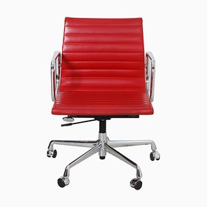 Sedia da ufficio EA-117 in pelle rossa di Charles Eames per Vitra