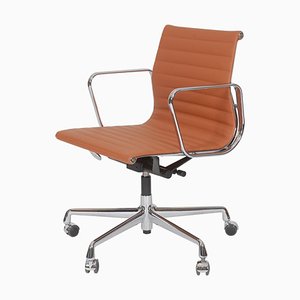 Sedia da ufficio Ea-117 in pelle color cognac di Charles Eames per Vitra
