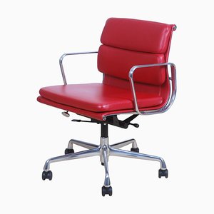 Sedia da ufficio Ea-217 in pelle rossa di Charles Eames per Vitra