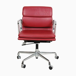 Chaise de Bureau Softpad Ea-217 en Cuir Rouge Foncé par Charles Eames pour Vitra, 2000s