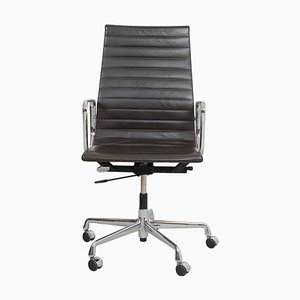 Sedia da ufficio Ea-119 in pelle marrone scura patinata di Charles Eames per Vitra, inizio XXI secolo